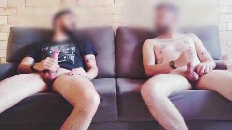 Due ragazzi si masturbano insieme Big Dick e gemiti di piacere Cum