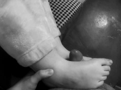 Fucking her feet while she plays the PS4 (Ignored Footjob)