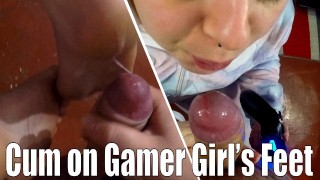 Je baise ses pieds pendant qu'elle joue à la PS4 (Ignored Footjob)