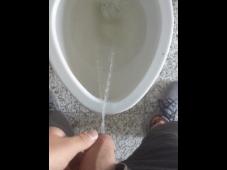 未切割的男孩在厕所里撒尿