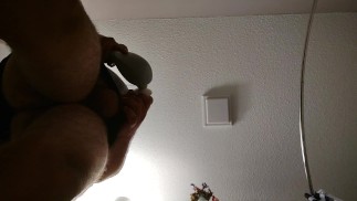 一边听着我自己的乐队音乐，一边在手机上吹我的负载