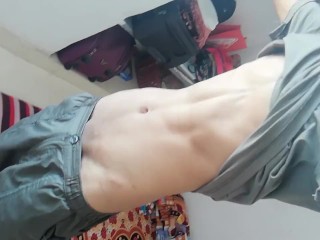 性感男孩炫耀自己的身体