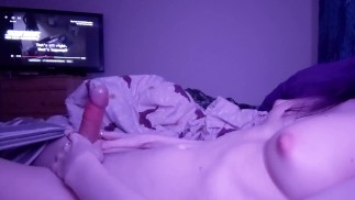 Préservatif Fetish - Zae remplissant un préservatif de taille personnalisée avec du sperme de fille (Quickie)