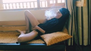 Rokende Arabische MILF Love om haar lichaam te veel aan te raken in de buurt van het raam van het hotel - Mountain View