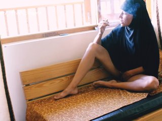 Crazy BBW Arab Hijabed Amateur Girl Loves To Smoke_Showing TightAss