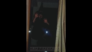 性感女巫降落在我在阿布扎比的阳台上，抓着窗户