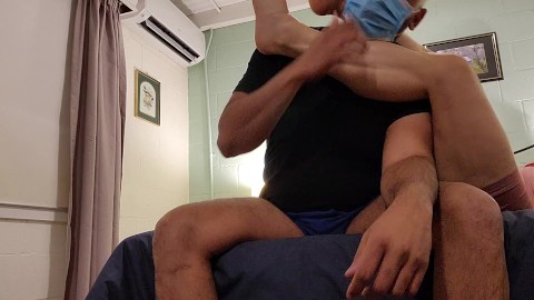 esmagando macho com panturrilhas fortes e musculosas femdom