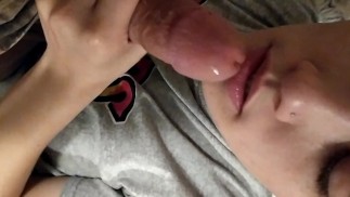 Babygirls premier coup de sperme sur le visage 