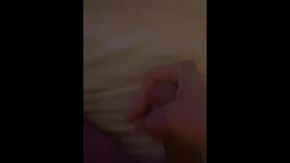 Джорди Стардаст трахает его кулак и кончает, смотря порно
