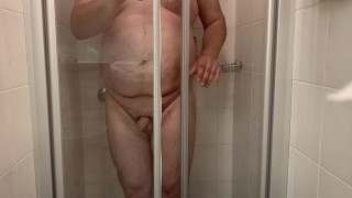 Hombre gordo con polla pequeña orina y masturbándose en la ducha
