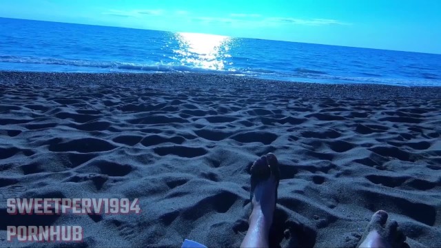BULGE AND BIG DICK FLASH ON PUBLIC BEACH: REAL STRANGER LOVES IT! Cum as she looks at Me, FIRST MEET