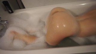 🥵 !?️🔞Ik film mijn kamergenoot in zijn bad 🥵