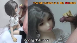 Estaba emocionado por la muñeca que se movía automáticamente y eyaculé mucho.
