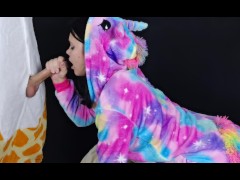 Давлюсь от глубокой глотки, ведь его член огромный