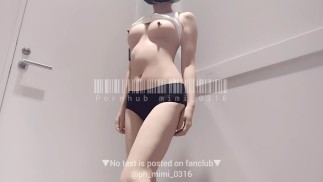 Changer de vêtements de course dans la cabine d’essayage. Amateur japonais part2