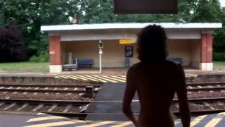 masturbação pública arriscada na estação de trem