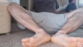 7 октября. Смотри, как я позирую и сгибаю свои большие мужские белые подошвы и пальцы ног для тебя, пока ты гладишь