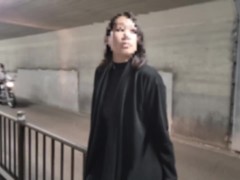 【人妻の露出散歩】高架下でエッチな衣装で散歩してたらいろんな人に見られて興奮しちゃった - Screenshot 4 of 16 - Squirting