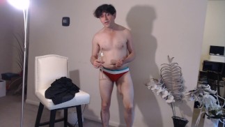 Maolo 色情广告在紧绷的 speedos！