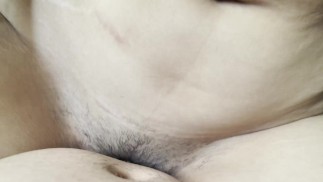 Я трахаю свою подругу ее большой задницей, и она кончает на меня