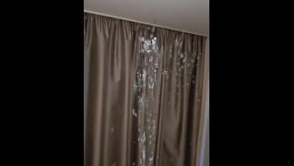 Непослушная моча на потолок, шторы и кровать