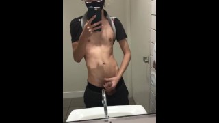 twink se masturbando em banheiro público 