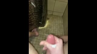 Pénis moyen teen Cums dans la douche