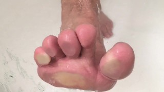 Casa del trabajo ven ayúdame a ducharme a lavar mis grandes pies de trabajo sudorosos - Manlyfoot 