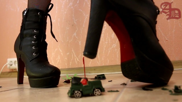 TRANNY GIANTESS CRUSHES ARMY OF TOY SOLDIERS IN HIGH HEELS BOOTS AND MINI SKIRT (CRUSH FETISH)
