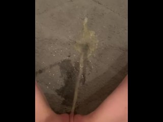 мочеиспускание на коврик для ванны