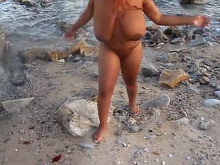 Chica De Grandes Tetas Nadando Desnuda