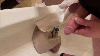 Jacking off while piss play pissing