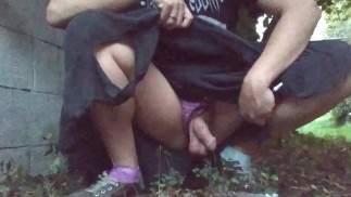 Лили ускользает, чтобы пописать на работу