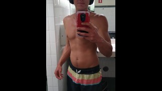 Жеребец мочится в туалет кампуса UCSB (снова)