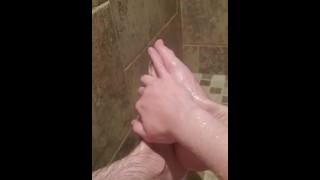 Brincando com os pés no chuveiro