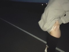 Голая секси фитоняшка ищет клиентов на трассе. Нудист На улице Русская Стриптиз