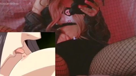 Невинная юная девушка мастурбирует свою киску в любительском видео, наблюдая за лесбийским хентай со