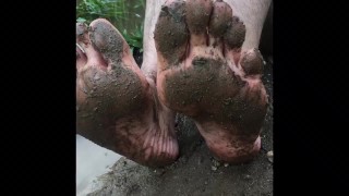 Muddy Dirty Filthy - pies de Men - Paseo descalzo del arbusto - ¿Todavía lamerías estos pies?