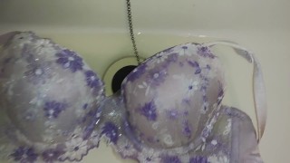 小便覆盖的紫色胸罩！
