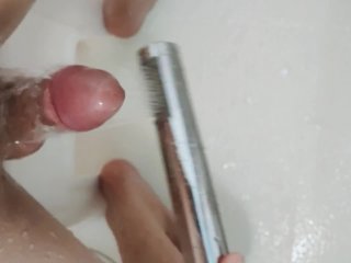 シャワーオナニーで連続射精をした後、潮吹き練習するも、オシッコダダ漏れになってしまう変態君。