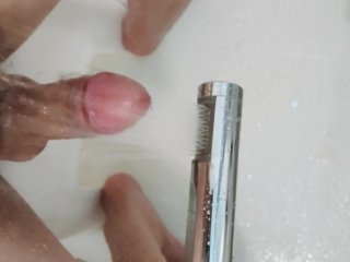 シャワーオナニーで連続射精をした後、潮吹き練習するも、オシッコダダ漏れになってしまう変態君。