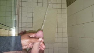 J'adore jouer avec sa bite pendant qu'il fait pipi !