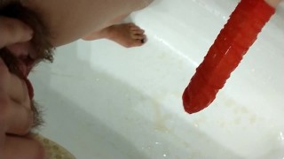 Pissen op dildo op aanvraag