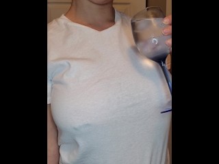 Água Gelada Em Grandes Mamas Perfuradas! Termina com Uma Camisa Rasgada!