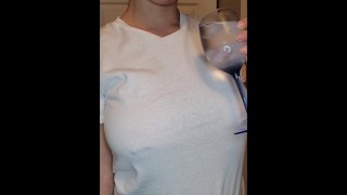 Água gelada em grandes mamas perfuradas! Termina com uma camisa rasgada!