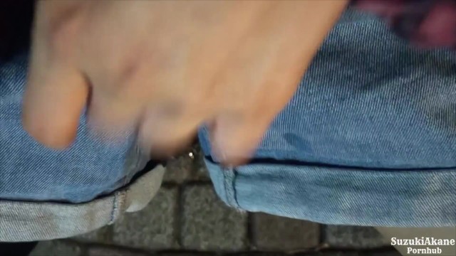 【個人撮影】野外にて‥デニムのショートパンツを履いたまま路上にお漏らしする様子を自撮りした投稿映像！ - フェラCAFEの無料エロ動画