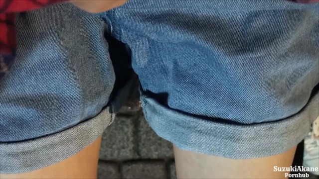【個人撮影】野外にて‥デニムのショートパンツを履いたまま路上にお漏らしする様子を自撮りした投稿映像！ - フェラCAFEの無料エロ動画