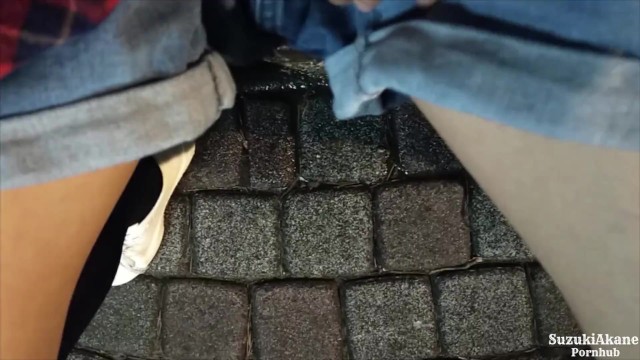 【個人撮影】野外にて‥デニムのショートパンツを履いたまま路上にお漏らしする様子を自撮りした投稿映像！ - フェラCAFEの無料エロ動画