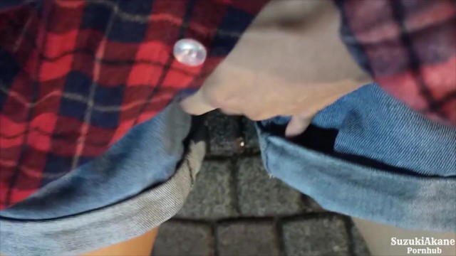 【個人撮影】野外にて‥デニムのショートパンツを履いたまま路上にお漏らしする様子を自撮りした投稿映像！ - フェラCAFEの無料エロ動画