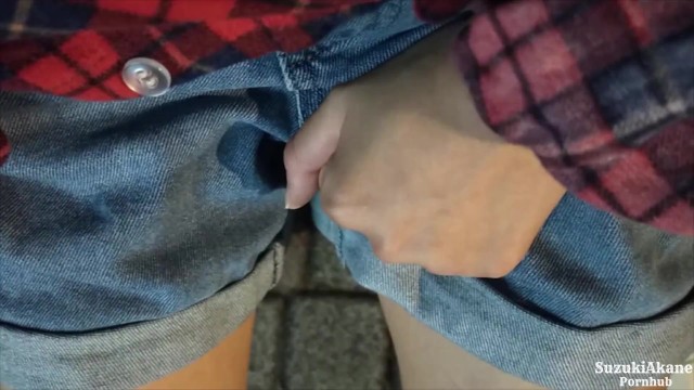 【個人撮影】野外にて‥デニムのショートパンツを履いたまま路上にお漏らしする様子を自撮りした投稿映像！ - フェラCAFEの無料エロ動画